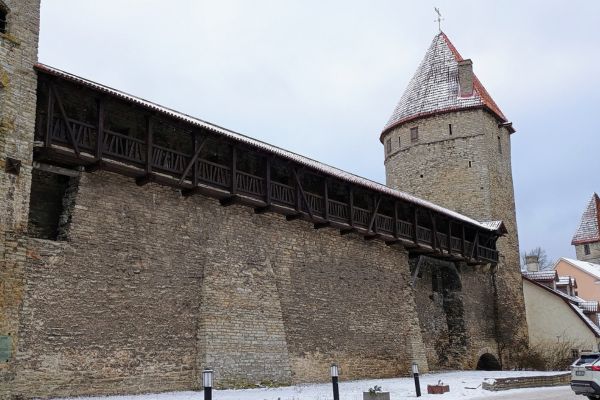 Teil der Stadtmauer mit Befestigungsturm in Tallinn.