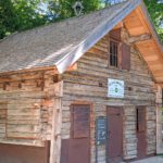 Die Höllentalangerhütte im Garten des Alpinen Museums in München