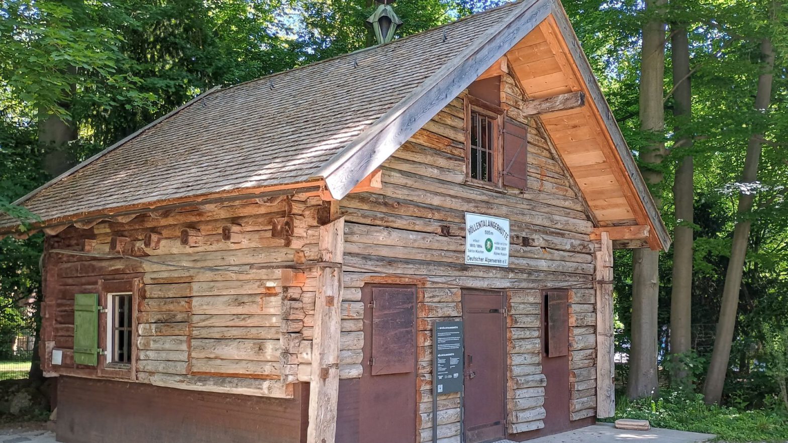 Die Höllentalangerhütte im Garten des Alpinen Museums in München