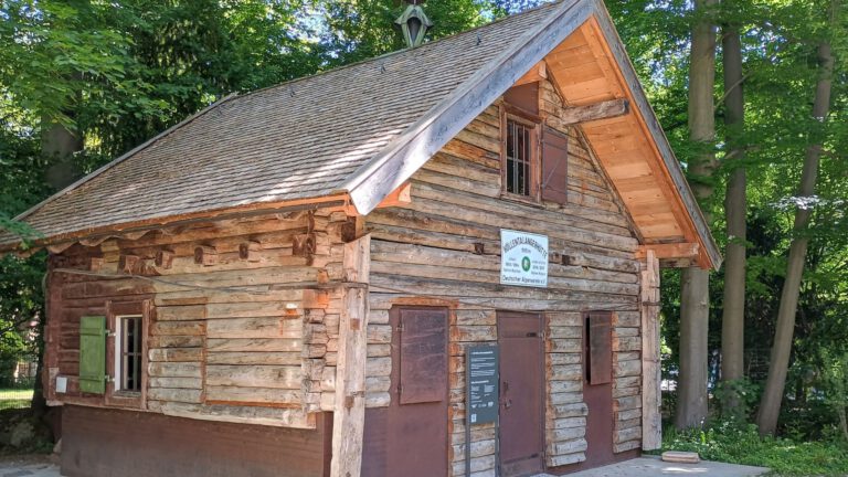 Die Höllentalangerhütte im Garten des Alpinen Museums in München
