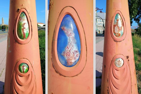 Detailansicht der Emaillerverzierungen einzelner Straßenlaternen in A Coruña