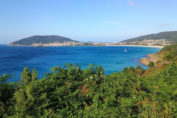 Blick auf die Bucht von Fisterra und den Ort vom Haltepunkt an der Zufahrtsstraße.