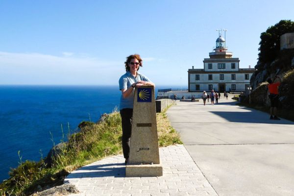 Julia Pracht am Leuchtturm von Fisterra.