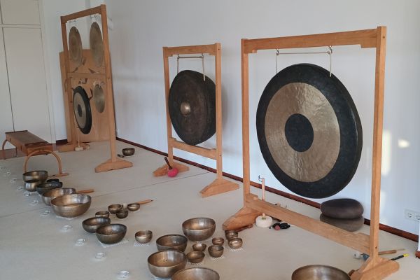 Verschiedene Klangschalen und Gongs.