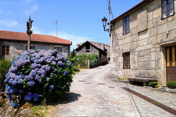 Im Ort Ponte Maceira, Galicien.