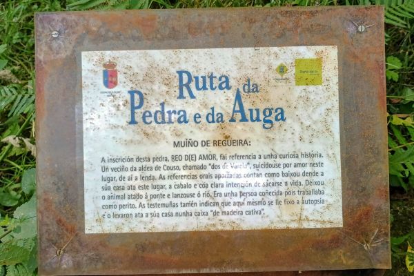 Schild mit Erklärungen zu einer bestimmten Mühle auf der Ruta da Pedra e da Auga