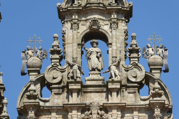 Detail der Fassade der Kathedrale von Santiago de Compostela mit Darstellung des Heiligen Jakobus