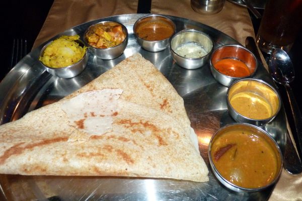 Thali mit dosa, Colombo, Sri Lanka.