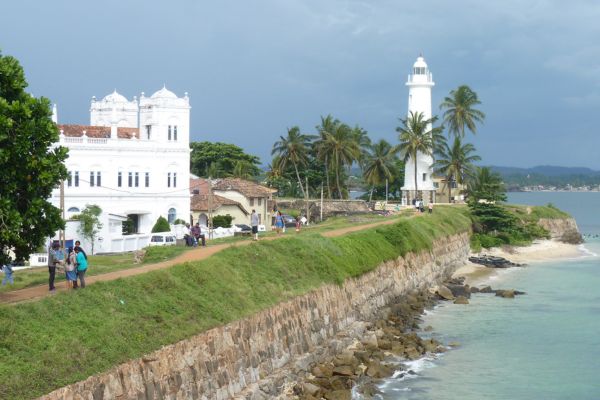 Befestigungsmauer und Leuchtturm in Galle, Sri Lanka.
