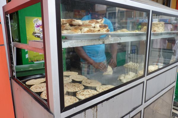 Snackverkäufer in Kandy, Sri Lanka.