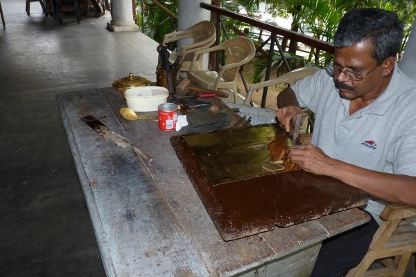 Ein Handwerker in Kandy, Sri Lanka.