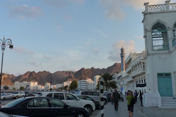 Abenddämmerung auf der Corniche in Maskat, Oman.