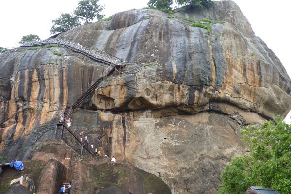 Menschen auf der Treppe am Löwenfels, Sigiriya, Sri Lanka.
