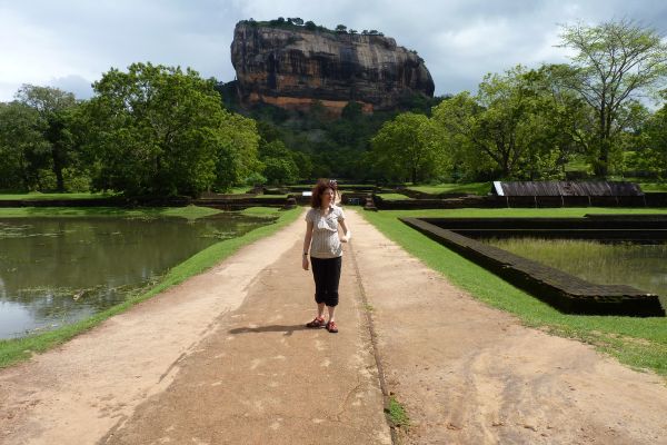 Julia Pracht vor dem Löwenfelsen in Sigiriya, Sri Lanka.