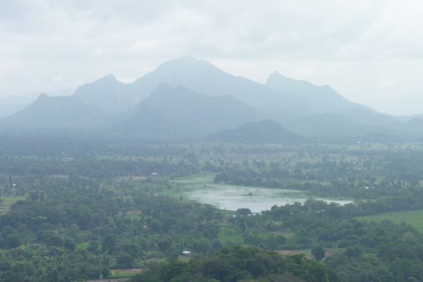 Ausblick vom Wandmalerei Wolkenmädchen, Löwenfels, Sigiriya, Sri Lanka, an einem regnerischen Tag.