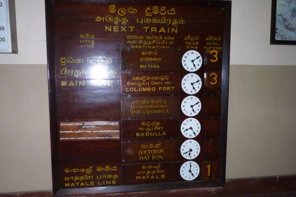 Zuganzeigetafel in Sri Lanka.