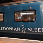 Wagen des Nachtzugs Caledonian Sleeper im Bahnhof Edinburgh Waverley.