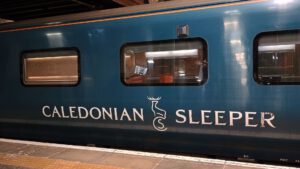 Wagen des Nachtzugs Caledonian Sleeper im Bahnhof Edinburgh Waverley.