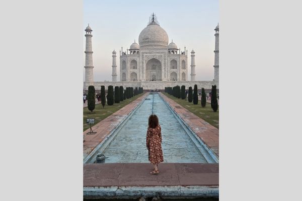 Julia Pracht schaut auf das Taj Mahal.