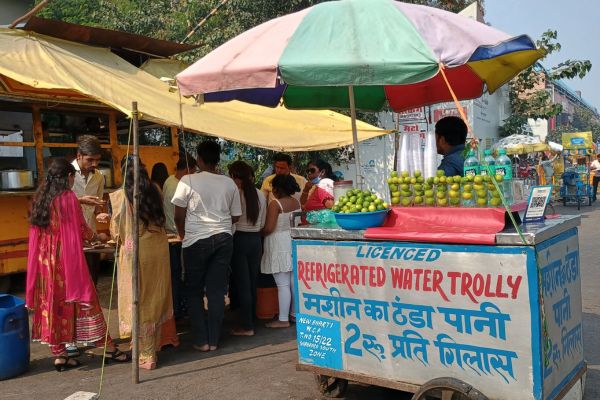 Ein lizenzierter mobiler Wasserverkäufer in Delhi.