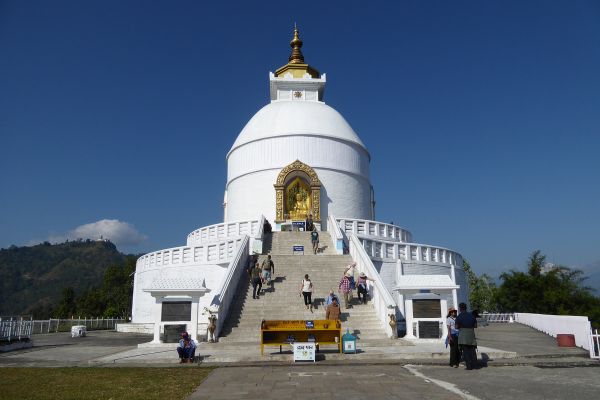 Frontansicht der World Peace Pagode, in Pokhara, Nepal.