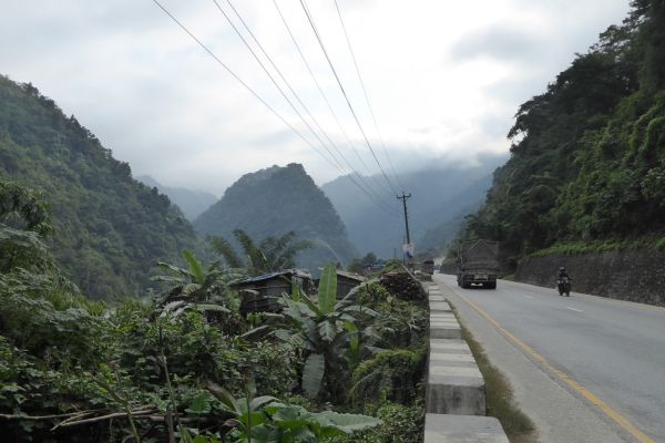 Blick in die Landschaft entlang der Straße nach Mugling, Nepal.